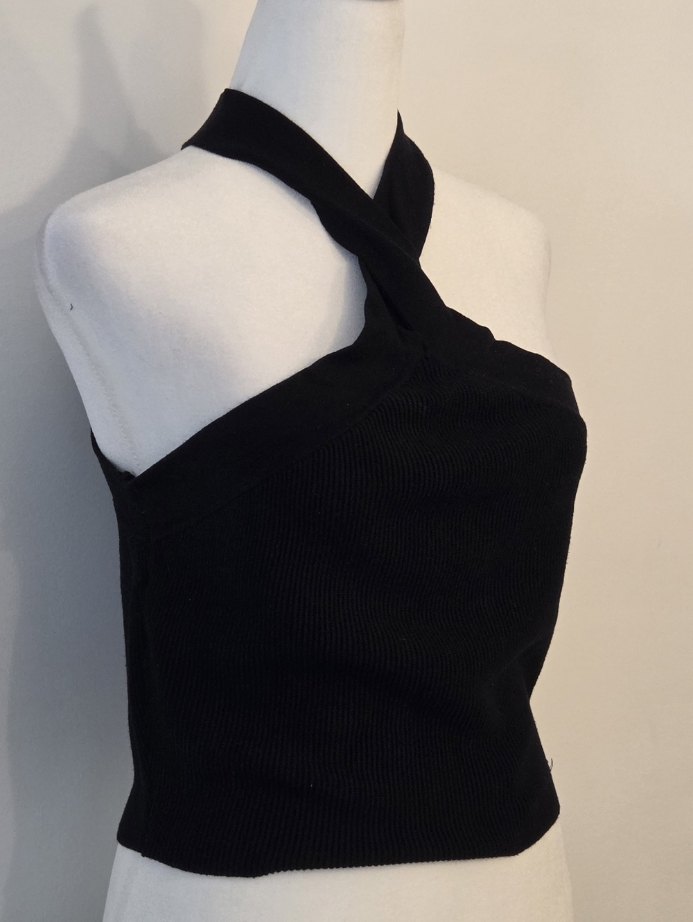 Black Halter Cross-Neck Knit Crop Top - Picture 2 of 4